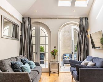 New luxury apartment 5 min walk to the Royal Crescent/centre. Ideal for families - Bath - Soggiorno