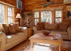 Dwyer's Den - Upper Valley - Rustic Interior and Decor - Near The River - Satell - Red River - Living room
