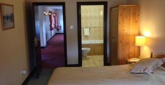 The Yeats County Inn Hotel - Curry - Bedroom