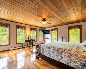 Large Luxury Home Views, Hot Tub - Wilmington - Спальня