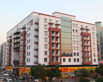 Universe Stay 7020 Hostel - Dubai - Building