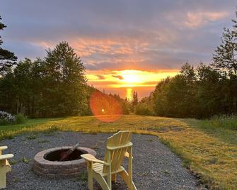 Spacious suite with oceanview sunset balcony. Close beach, restaurant, harbour - Centreville - Patio