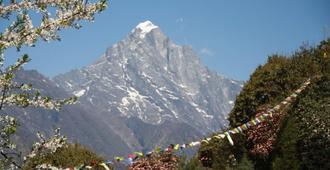 Himalaya Lodge - Lukla - Outdoors view