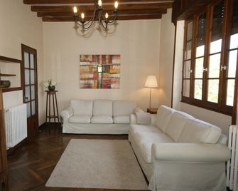 Elegant Mansion Stay In Belves - Pays-de-Belvès - Huiskamer