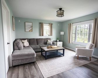 New! Fully furnished & fully stocked 2-bedroom 1 bath home in Stevens Point. - Stevens Point - Wohnzimmer