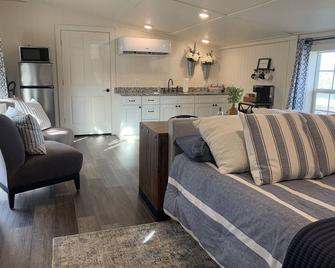 Gated - Farmhouse Bungalow By Lavender Gardens - Greenbrier - Living room