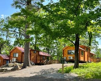 Spacious and new deluxe cabin in family campground in Northeastern CT - Ashford - Edificio