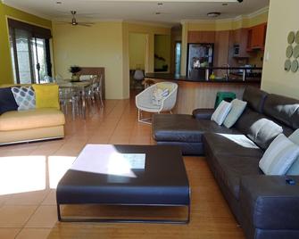 Family Friendly - Get Togethers - Labrador - Living room