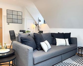 Contemporary 2-bed Penthouse Central Stay! - Southampton - Living room