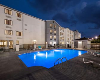 Spark by Hilton Biloxi Ocean Springs - בילוקסי - בריכה