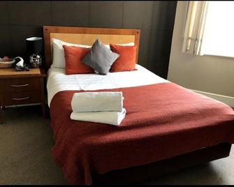 Haya Guest House - Birmingham - Bedroom