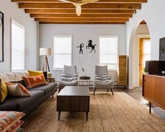 Charming Historic Home Near Waterfront Restaurants - Kingston - Living room