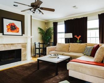 Midtown/Montrose, Private Patio With Hot Tub, Walk to Bars & Restaurants - Houston - Sala de estar