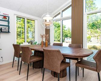 Gorgeous Holiday Home in Romo With Terrace - Rømø Kirkeby - Essbereich