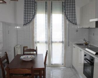 Holidays with heart, cheap apartment in the popular seaside resort in Tuscany - Follonica - Sala pranzo