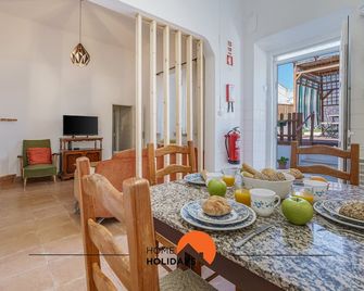 #236 Texugueiras 148 by Home Holidays - Albufeira - Salle à manger