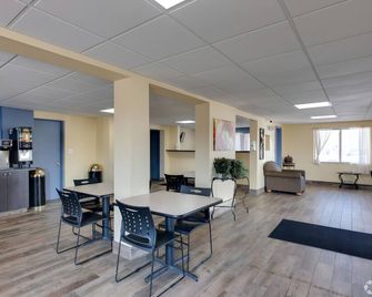 I 80 Inn And Suites - Davenport - Essbereich
