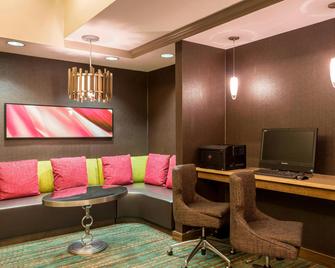 Residence Inn by Marriott Louisville Northeast - Louisville - Living room