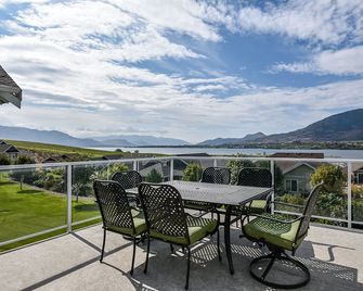 Beach, boatslip, 2 pools, 2 hottubs, 4 bdrm house sleeps 12 - Osoyoos - Balcon