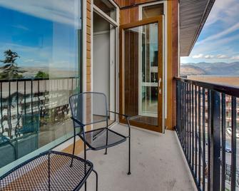 Luxurious Condo with Lake Views, Free WiFi, and Shared Pool and Hot Tub - Chelan - Balcón