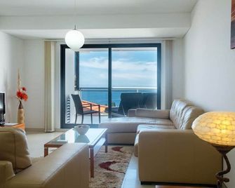 GuestReady - A splendid sea-view stay - Caniço - Living room