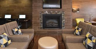 Holiday Inn Express & Suites Omaha West, An IHG Hotel - Omaha - Living room