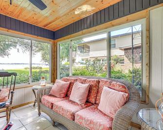 Lakefront Frostproof Vacation Rental with Beach! - Frostproof - Living room