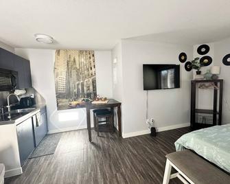 Private/ Pet-friendly Themed Suite with Kitchenette! Fast Wi-Fi, Central - Lethbridge