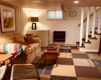 Cozy English Basement Apt quiet but close to downtown - Stephens City - Living room