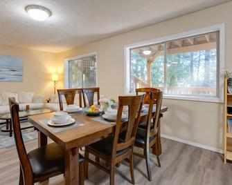 Oregon Jade Lodging: Specious two bedroom, EV charger, green space - West Linn - Comedor