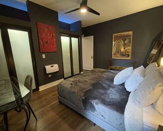 3 BR / 2 BTH unit steps to the beach and close to Loyola - Chicago - Schlafzimmer