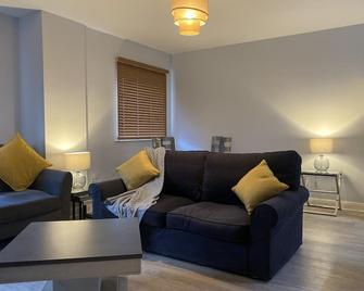 Save On Weekly & Monthly Stays For Business-Relocators-Travellers - Morden - Living room