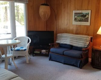 Stoney Island Sunsets. Blue Nugget is located on the sandy shores of Lake Huron. - Kincardine - Living room