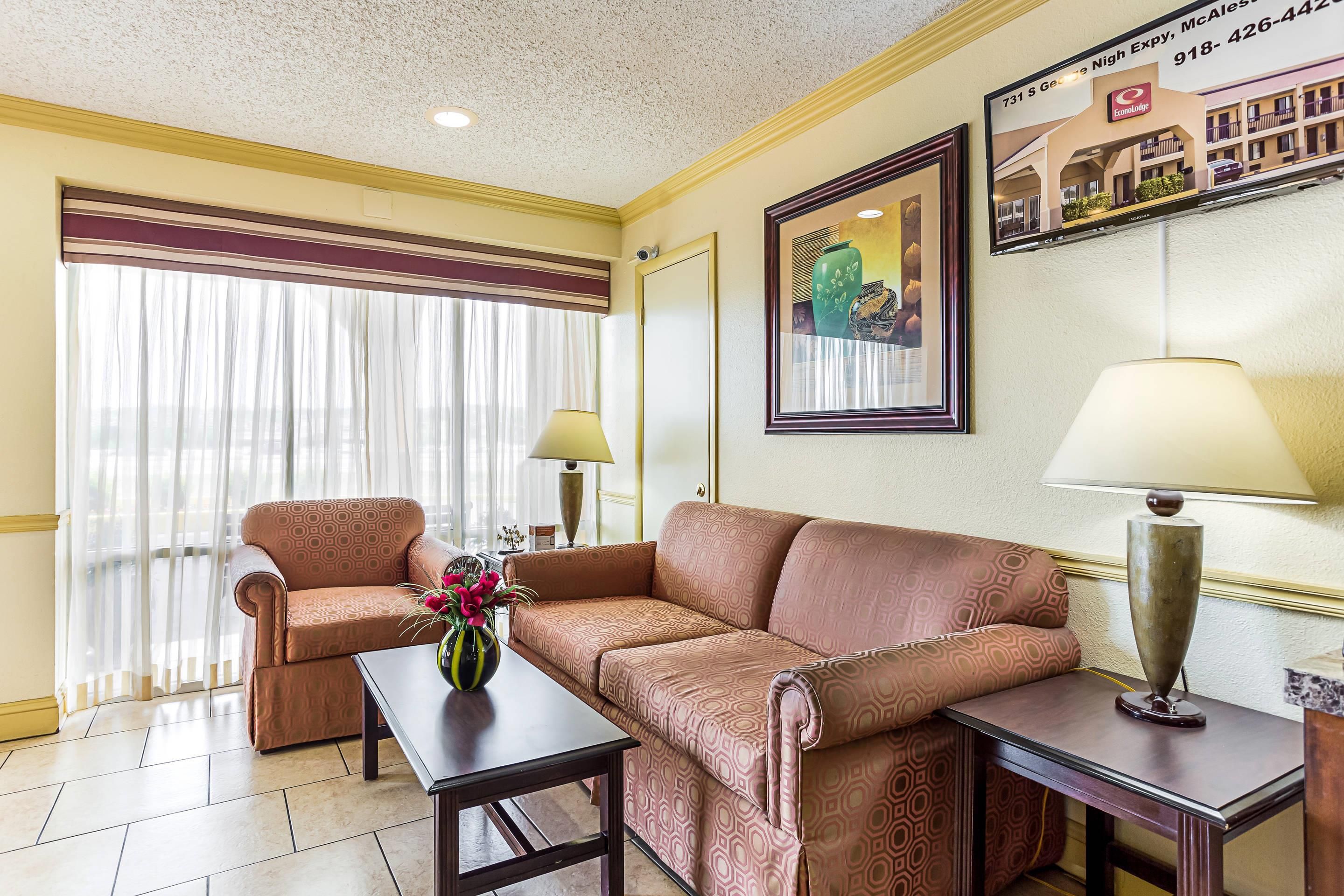 Econo Lodge McAlester - McAlester - Living room