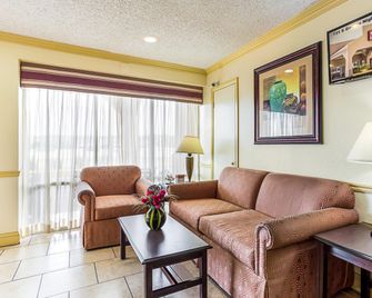 Econo Lodge McAlester - McAlester - Living room