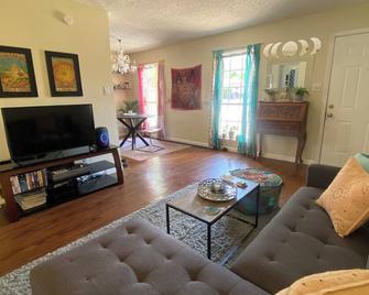 Charming 2-bedroom apartment with WiFi, AC near downtown Austin - Austin