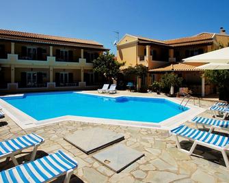 Toni's Guesthouse - Kavos - Piscina