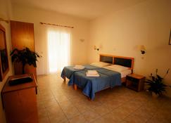 Toni's Guesthouse - Kavos - Habitación