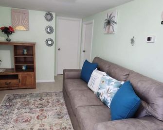 Spacious Clean Lovely 2 Bedroom Apartment - Amityville - Living room
