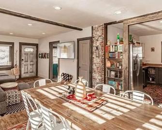 Artful Cake House Retreat | Trails & Park Nearby - Pocatello - Dining room