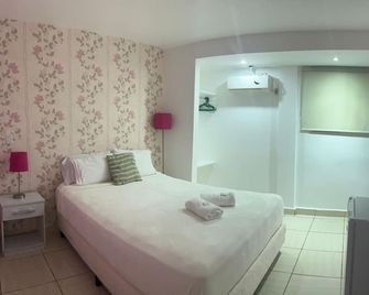 Hostal Familiar Carmencita - Hostel - Ciudad de Panamá - Habitación