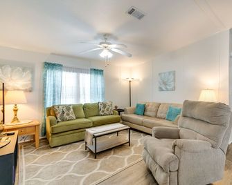 Weeki Wachee Home w/ Fire Pit: 13 Mi to Ocean! - Brooksville - Huiskamer
