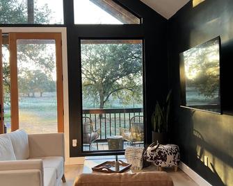 Modern stay on a relaxing ranch with friendly animals to pet and feed. - Cedar Creek - Sala de estar
