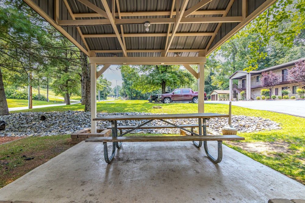 آفوردابول كوربوريت سويتس - فلوريست رود - روانوكي (فيرجينيا) - شرفة مرصوفة