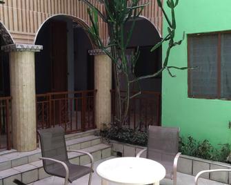 Oaks : Private Room 9 - Nkawkaw - Patio