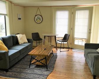 Convenient Downtown Location Urban Oasis Near Hiking, Wineries, Breweries - Waynesboro - Living room