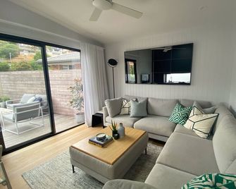 Beach Cottage with Deck & Spa in Terrigal. 10min walk to beach - Terrigal - Huiskamer