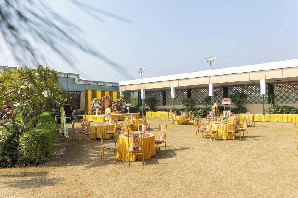 Royal Mansion Lawns