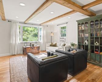 Norwich Cottage 3BD/2BA - 1mi to Dartmouth - Norwich - Sala de estar