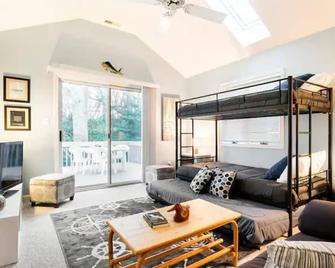 Bethany Beach Adventure - 2.8 miles to beach! Dog friendly! Must be 25+ to book. - Frankford - Living room